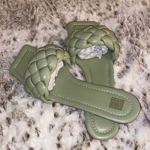 ❗️SOLD❗️
🤎BRAIDED SANDLES🤎💚